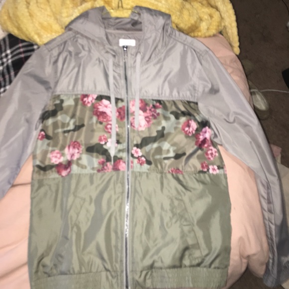jacket/windbreaker - Picture 3 of 3